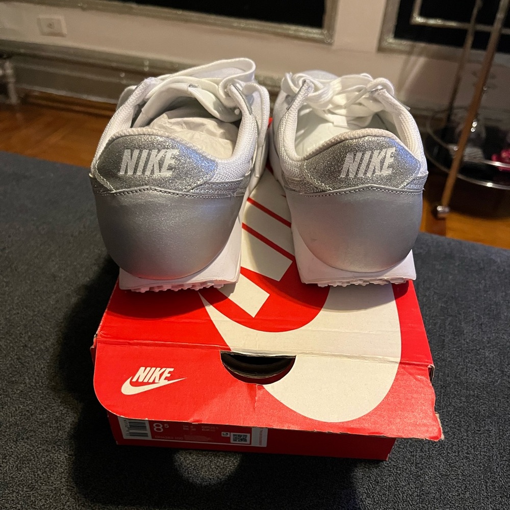 Nike Women’s Sneakers in Light Gray and White - Picture 5 of 5
